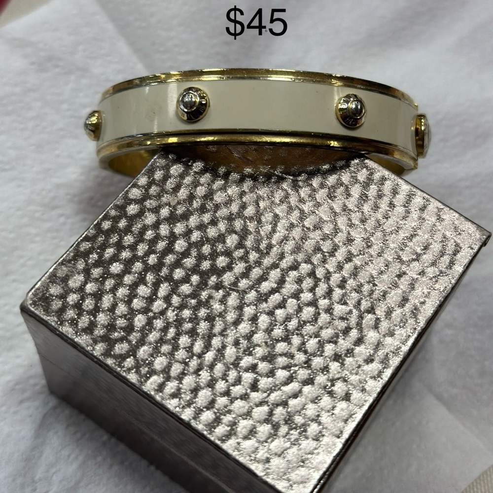 Elegant Gold and Cream Bracelet